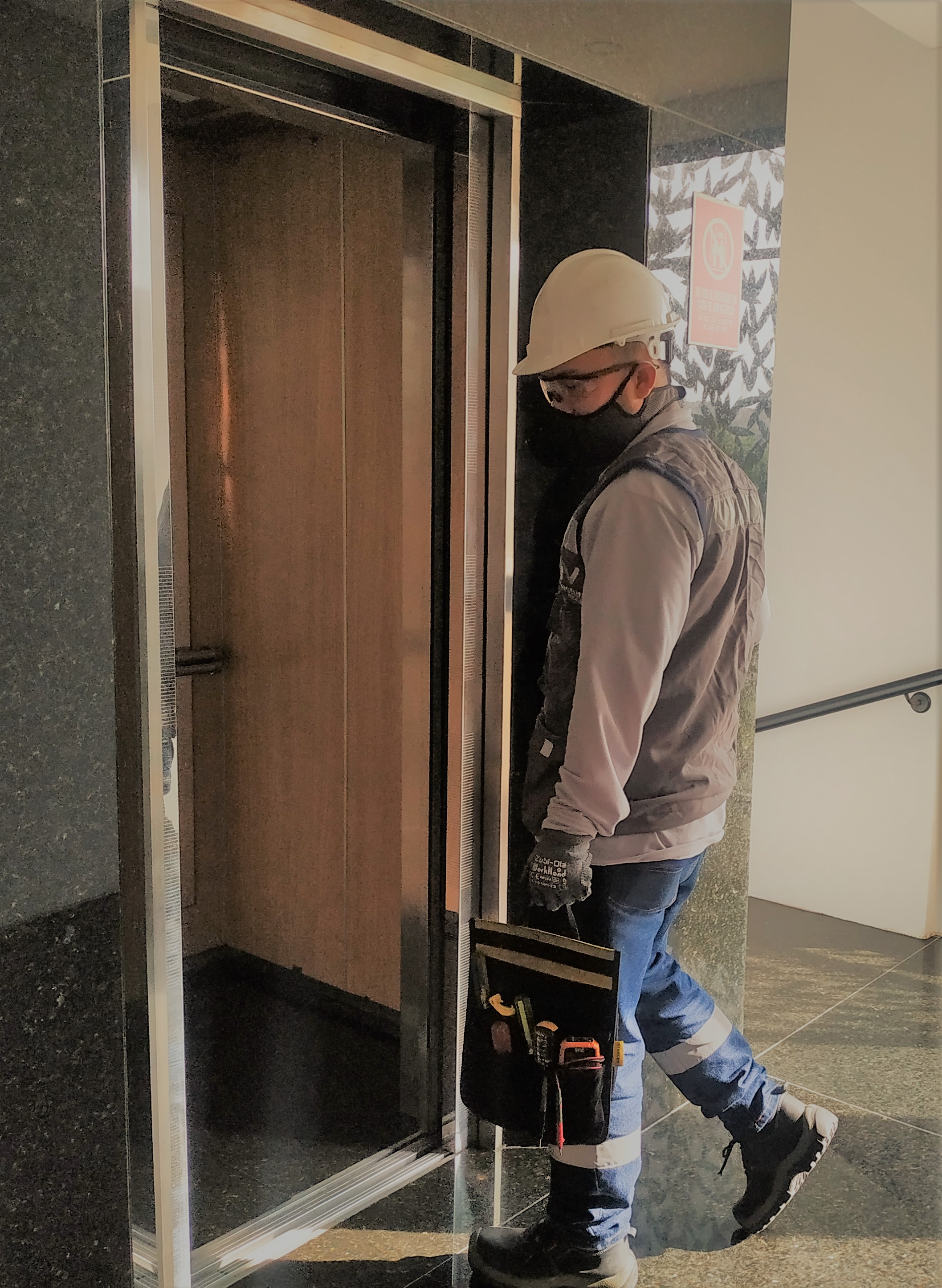 Técnico en mantenimiento de ascensor